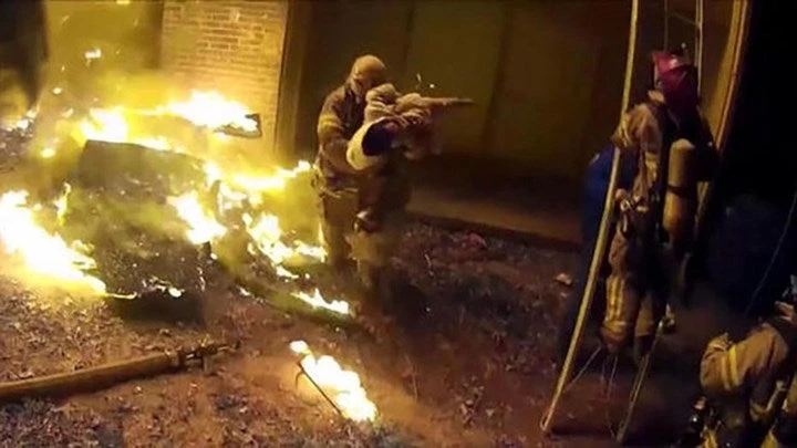Συγκλονιστικό βίντεο: Πατέρας πετάει το παιδί του από το μπαλκόνι για να το σώσει!